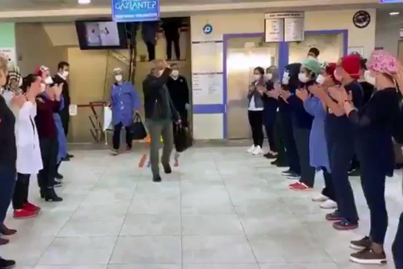 Gaziantep'te Covid-19 tedavisi gören doktor, şifa bularak taburcu oldu Gaziantep'te Covid-19 tedavisi gören doktor, şifa bularak taburcu oldu